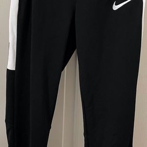 Girls Nike Black Leggings With Side Bottom Zipper Legs and Zippers, Size Medium